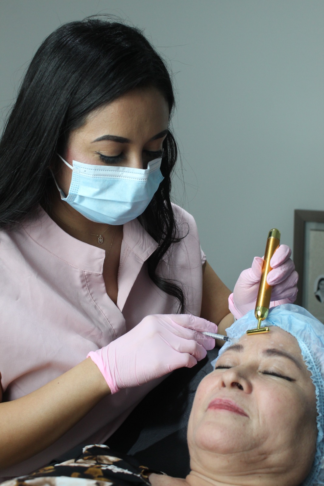 Dra. Marlene Ramírez aplicando un tratamiento facial a una paciente